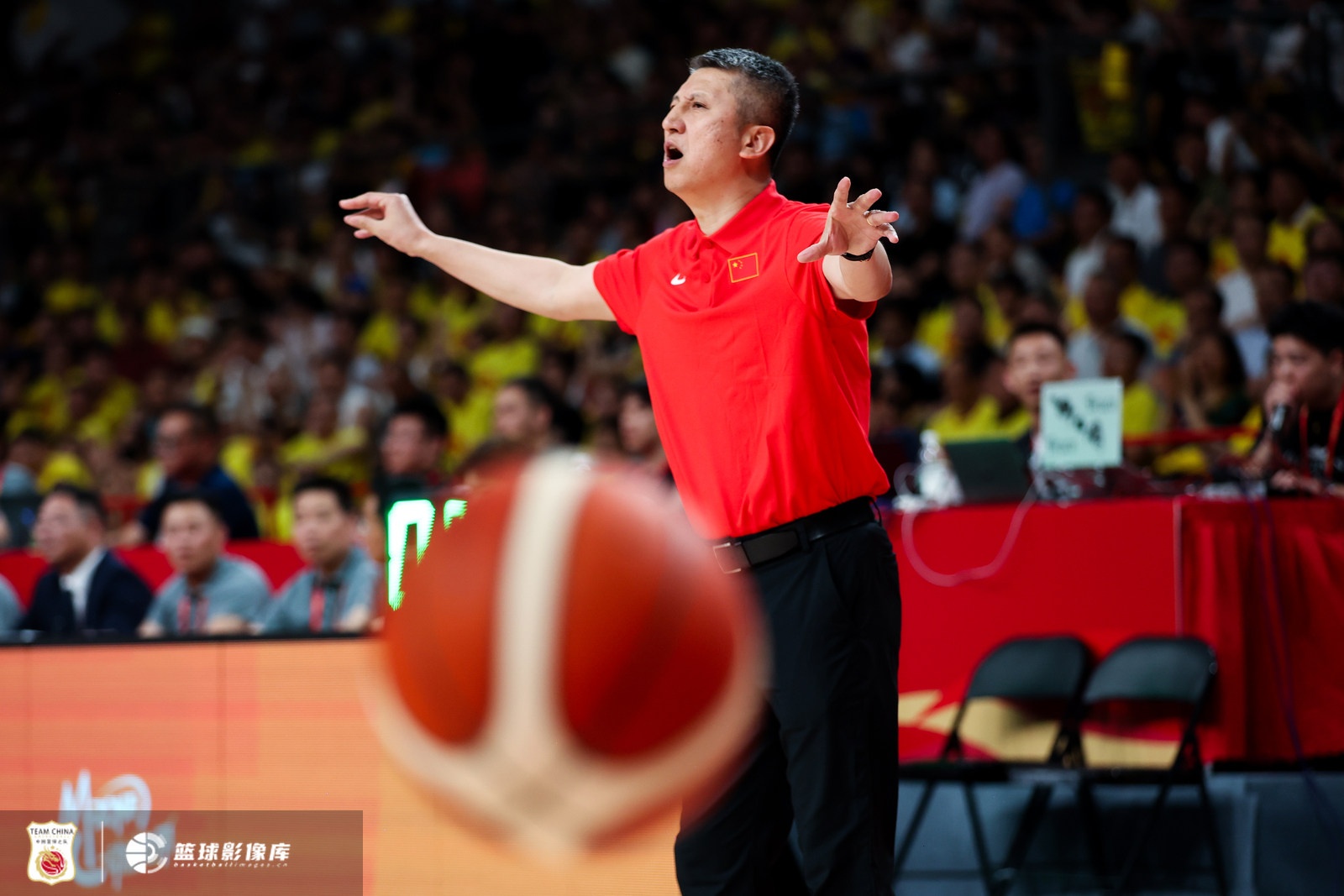 媒体人：中国男篮在防守上要相呼应 在场上一定得交流起来